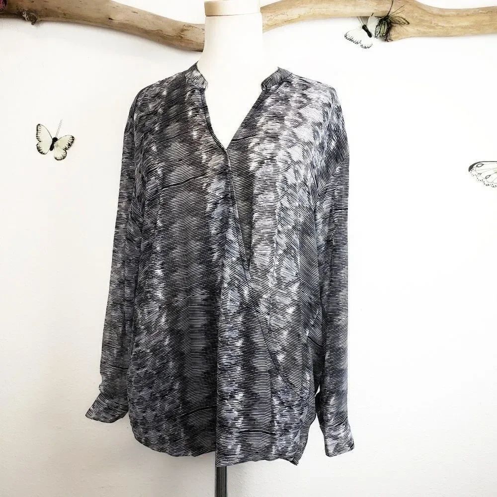 Olive & Oak tribal black and white surplice top